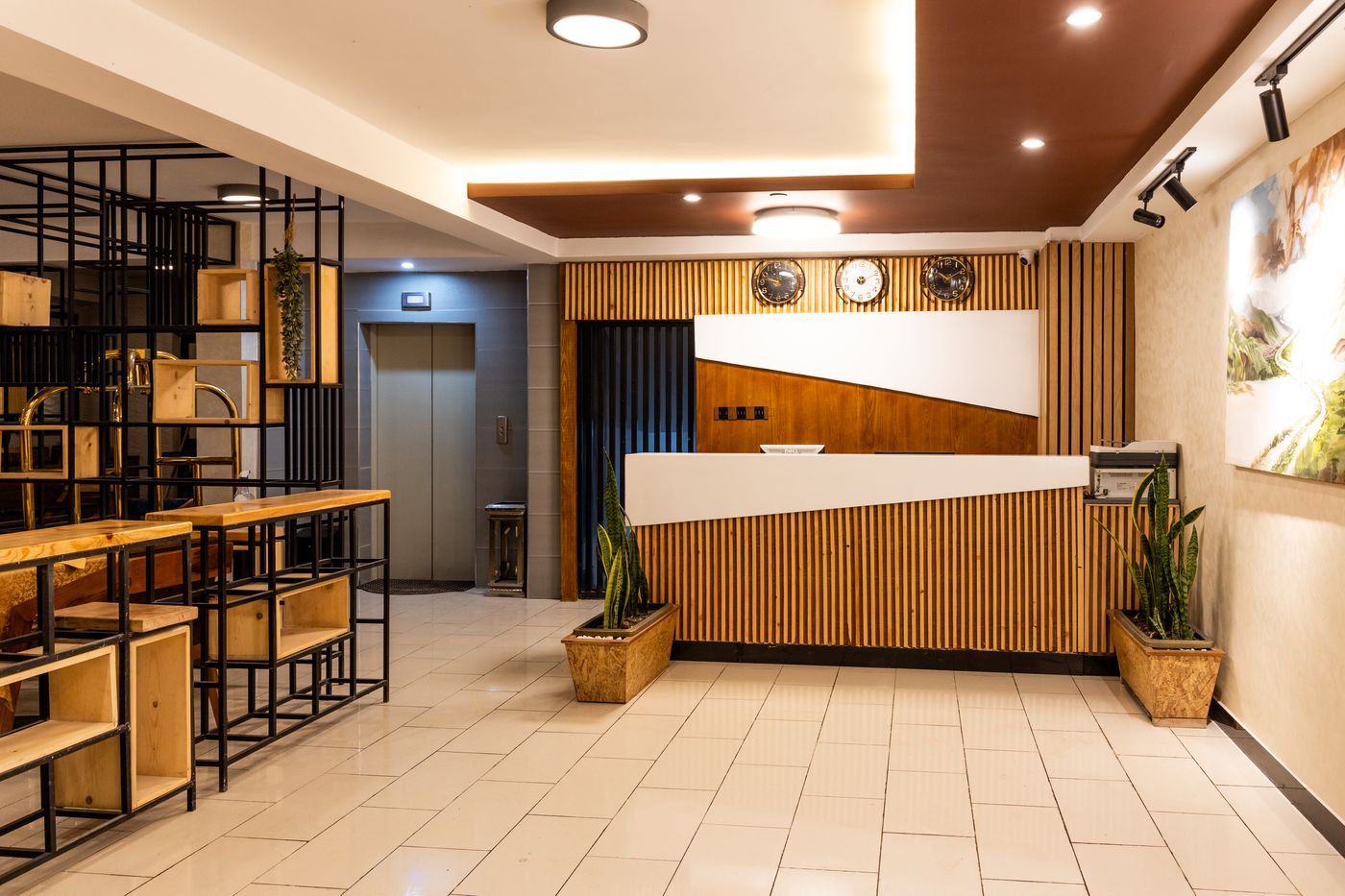 Dinapoli Hotel reception and lobby